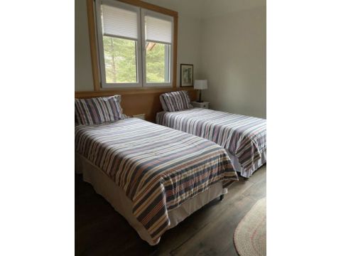 Bedroom with 2 twin beds 