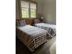 Bedroom with 2 twin beds 
